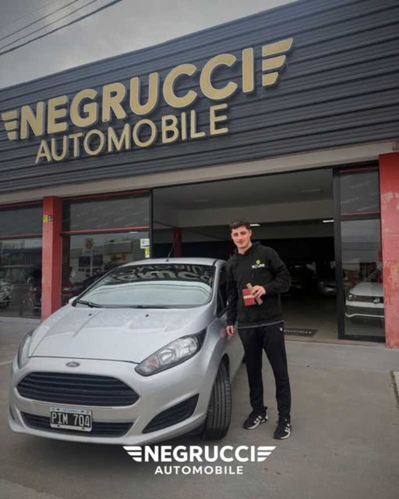 Cliente con su auto recién entregado